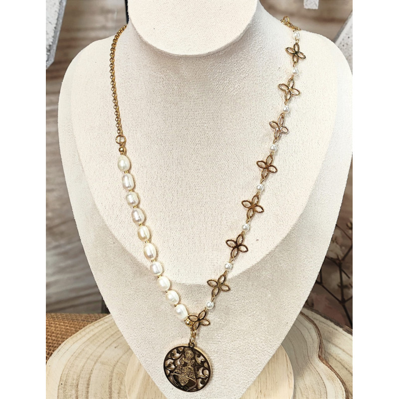 Collar "Santina entre flores"