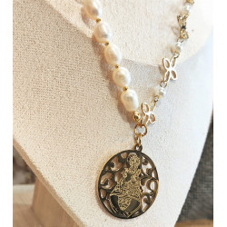 Collar "Santina entre flores"