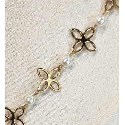 Collar "Santina entre flores"