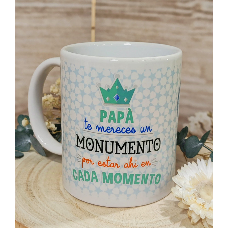 Taza "Papá, te mereces un monumento por estar ahí en todo momento - Te quiero Papi"